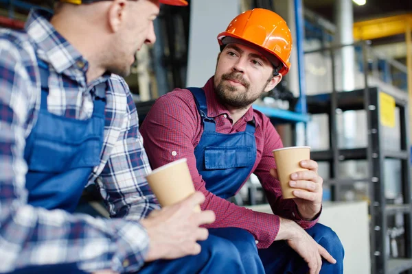 Ingenieros en sombreros duros tienen una pausa para el café . — Foto de Stock