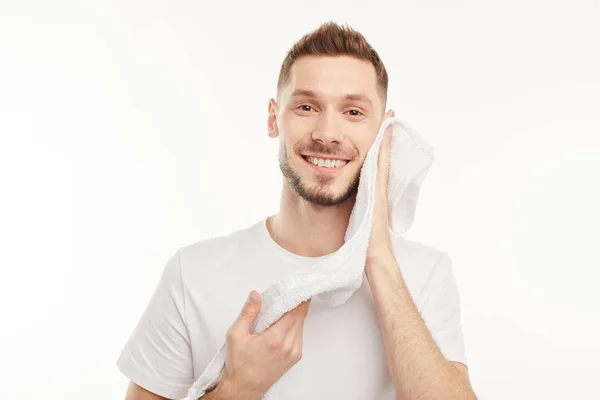 Man veegt water uit zijn gezicht met een handdoek. — Stockfoto