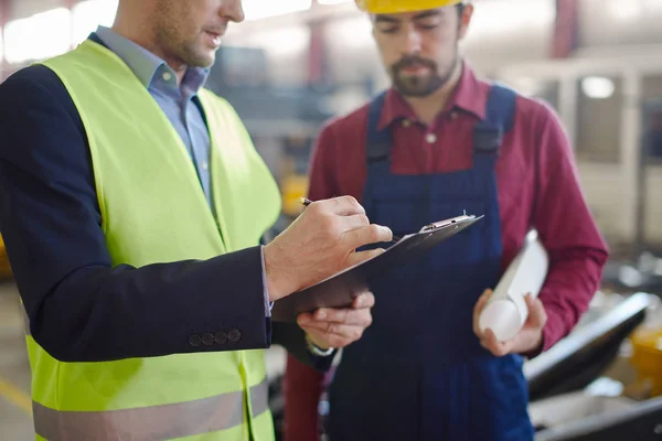 Engenheiros em chapéus duros trabalhando na planta industrial . — Fotografia de Stock