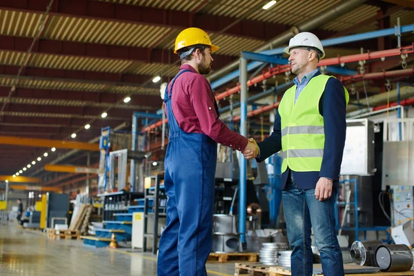 Ingenieure mit harten Hüten arbeiten in der Industrieanlage. — Stockfoto