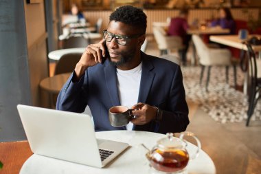 Afro-Amerikan kafede bir Freelancer olarak çalışan.