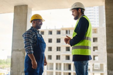 İki mühendis iş ile ilgili soruları birlikte tartışır.