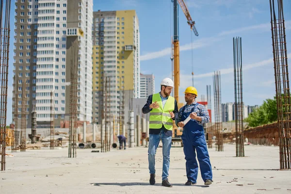 İki mühendis iş ile ilgili soruları birlikte tartışır.
