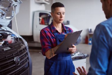 Otoelektrikçi, çalışma sürecinde eksik olan içeriklerin bir kontrol listesini yapar.