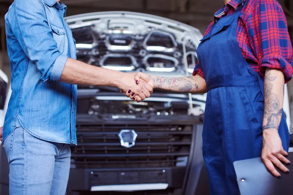 Mécanicien de voiture et propriétaire de voiture serre la main dans un gros plan . — Photo