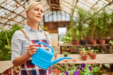Bahçıvan tencerede çiçek su lamak için sulama olabilir kullanır.