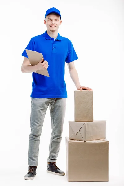 Un tipo que trabaja como mensajero reparte paquetes. . —  Fotos de Stock
