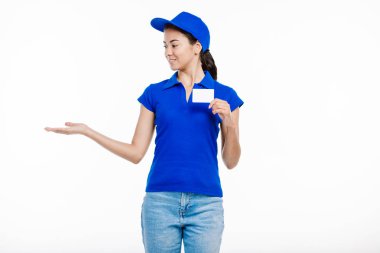 Genç kurtarıcı bir şey tutar gibi bir kart ile poz.