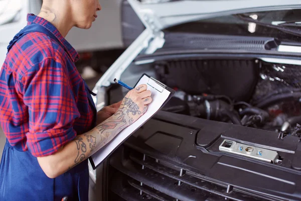 Automechanic dresse une liste des problèmes à vérifier . — Photo