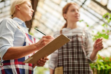 Bir çiftçi tarafından tutulan bir çek listesinin kapatılması.