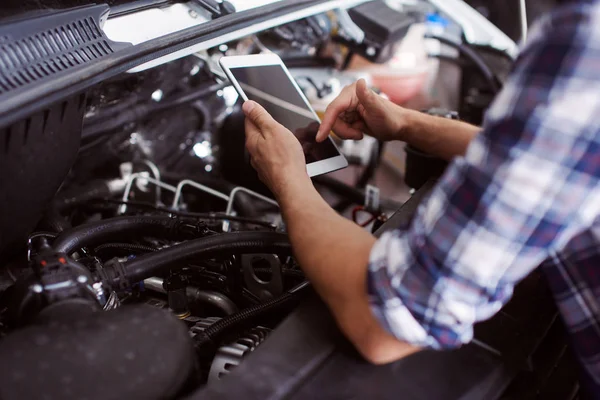 Gros plan d'un homme réparant un moteur de voiture cassé . — Photo