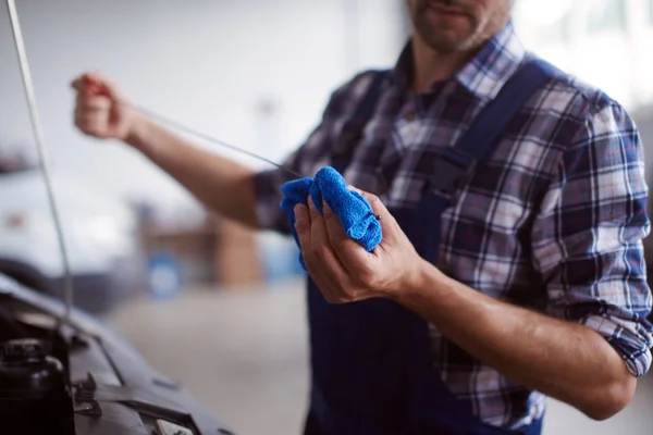 Gros plan d'un liquide moteur à changement automatique . — Photo