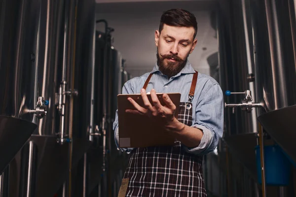 Barmen barda sattığı bira için sipariş alır..