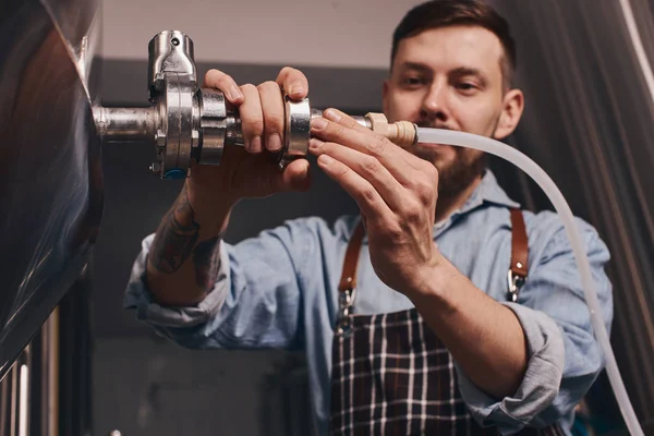 Barmen her yerinde musluklar yardımıyla varil içine daha fazla bira ekler.