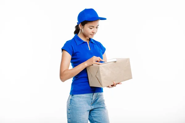 Chica en el uniforme de la oficina de correos va a través de la alimentación en su tableta . —  Fotos de Stock