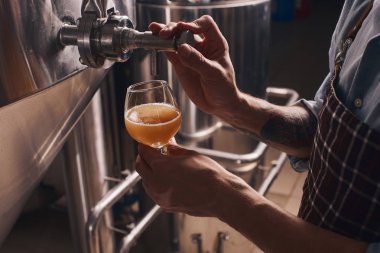 Barmen misafirleri için musluktan bira döküyor..