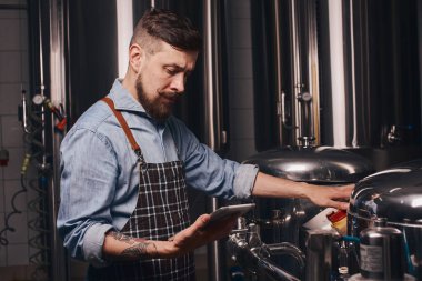 Barmen bira süreçleri hakkında okur.