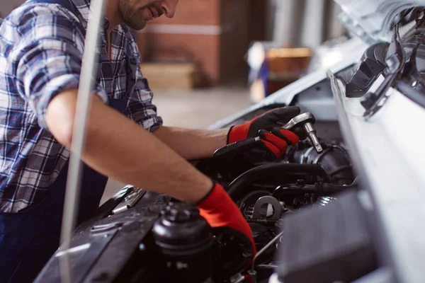 Gros plan d'un homme réparant un moteur de voiture cassé . — Photo