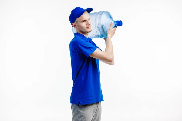 Mensajería envía botella de agua en el espacio de oficina . — Foto de Stock