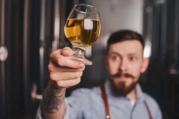 Apronda barmen bira kalitesini kendi önünde tutarak kontrol eder.