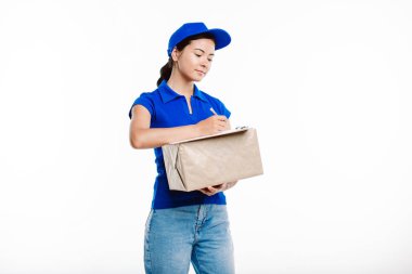 Postacı paket teslimi için belgeleri imzalıyor.