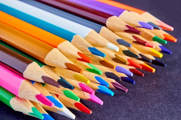 Un ensemble de crayons de couleur — Photo