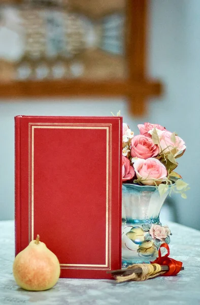 Masada bedava yer olan kırmızı defter daha değerli.
