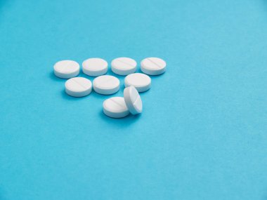 Mavi arkaplanda beyaz haplar kopyalama alanı