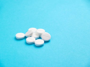 Mavi arkaplanda beyaz haplar kopyalama alanı