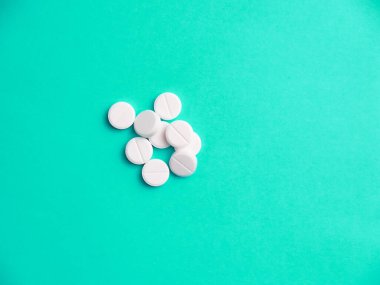 Mavi arkaplanda beyaz haplar kopyalama alanı