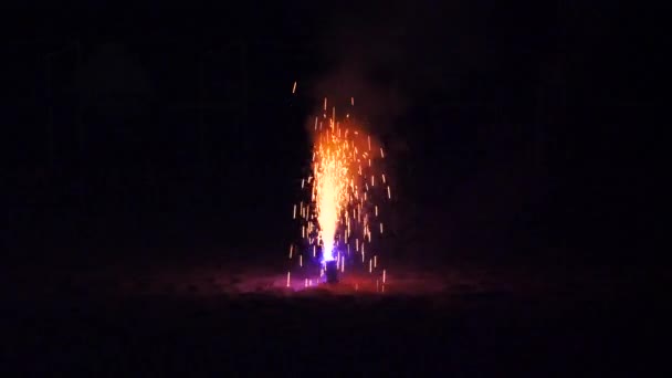 Πολύχρωμο Πάρτι Πυροτεχνημάτων Στην Παραλία Ωραία Γιορτή Πυροτεχνήματα Βράδυ Ισπανία — Αρχείο Βίντεο