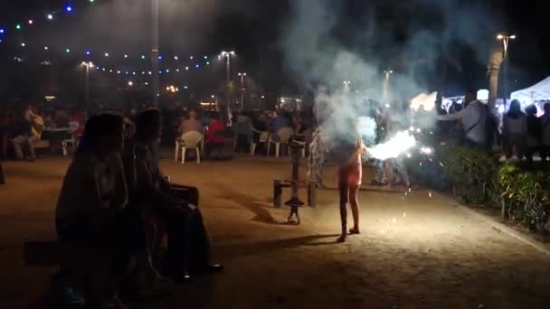 Vacanza Fuochi Artificio Sulla Spiaggia Ristorante All Aperto Con Molta — Video Stock