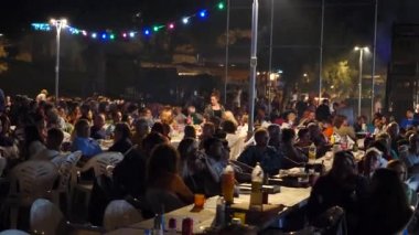 Havai fişek festivalinde Haziran ayında İspanya Miami Platha gece çok sayıda insan ile Açık hava restoran