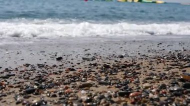 İtalyan COA 'lar güzel bir kum plajına karşı kırma dalgaları görüntüleri yakın