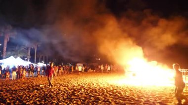 Geceleri plajda havai fişek festivali