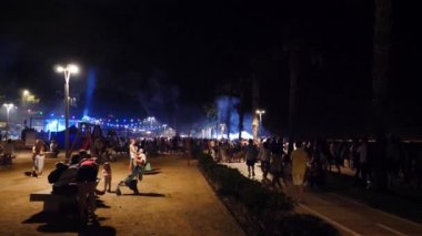 Geceleri parkta kutlama