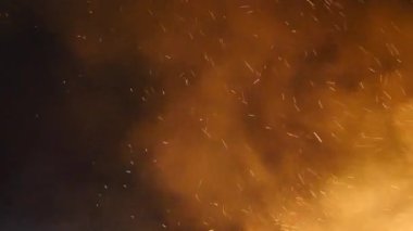 Güzel yanan sıcak Sparks büyük yangın gece gökyüzü Rising. Soyut Izole yangın parlayan parçacıklar siyah arka planda. Gerçek video 4k Ultra HD 3840x2160.