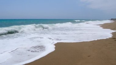 4k 'da kırma okyanus dalgalarının görüntüleri.