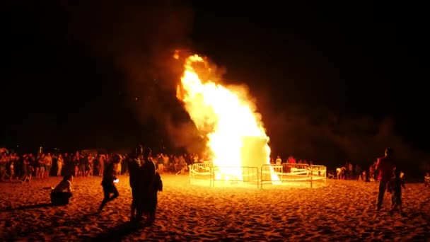 모닥불을 배경으로 불꽃놀이 축제에서 속에서 — 비디오