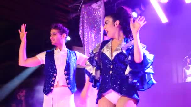 夜のステージで踊る男と女の子のダンサー — ストック動画
