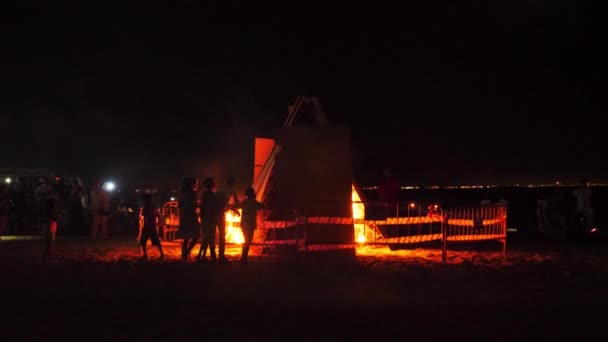 Feuerwerkskörper Explodieren Menschenmenge Bei Einem Feuerwerksfestival Hintergrund Eines Großen Lagerfeuers — Stockvideo