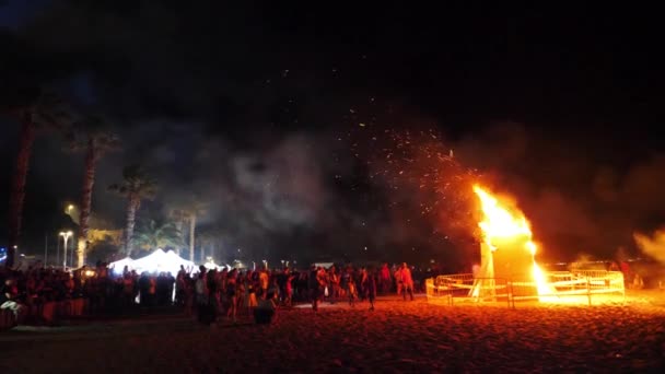 Büyük Bir Kamp Ateşi Arka Planda Bir Havai Fişek Festivali — Stok video