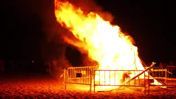불꽃놀이 축제를 기념하여 모닥불을 닫습니다 — 비디오