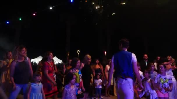클로즈업 축제에서 춤추는 아이들 — 비디오