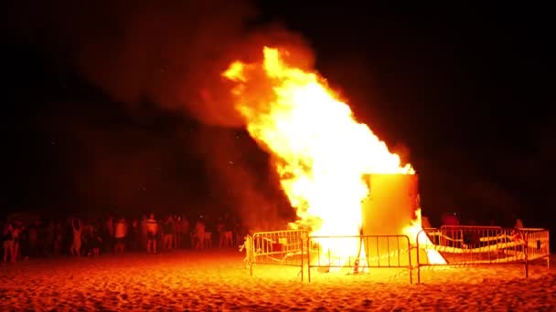모닥불을 배경으로 불꽃놀이 축제에서 속에서 — 비디오