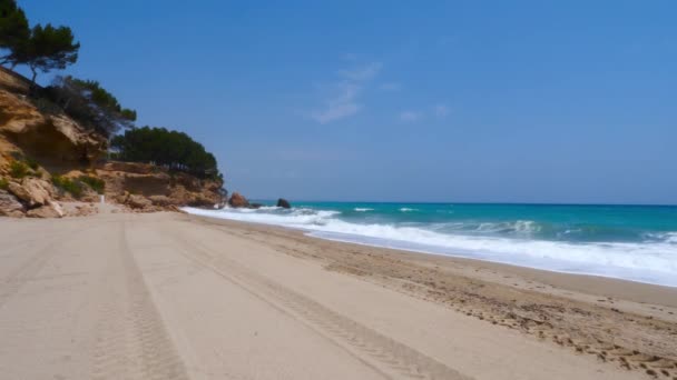 Filmato Onde Che Infrangono Una Bellissima Spiaggia Sabbia Bianca Spagna — Video Stock