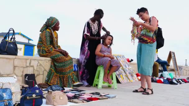 Mãos Fechadas Cabeleireiro Profissional Caneleiras Africanas Penteados Africanos Tradicionais Mulheres — Vídeo de Stock