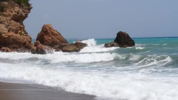 Filmato Onde Che Infrangono Una Bellissima Spiaggia Sabbia Della Costa — Video Stock
