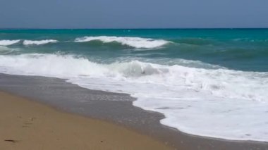 Güzel deniz dalgaları hava. Dalgalar hareket ederken beyaz deniz köpüğü doku oluşturmak