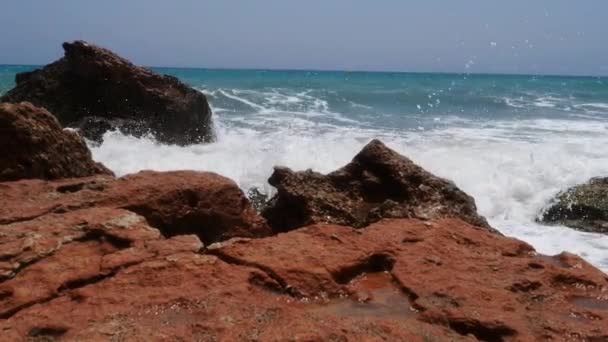 Images 4K d'une vague se brisant contre une belle plage de sable blanc en Espagne .